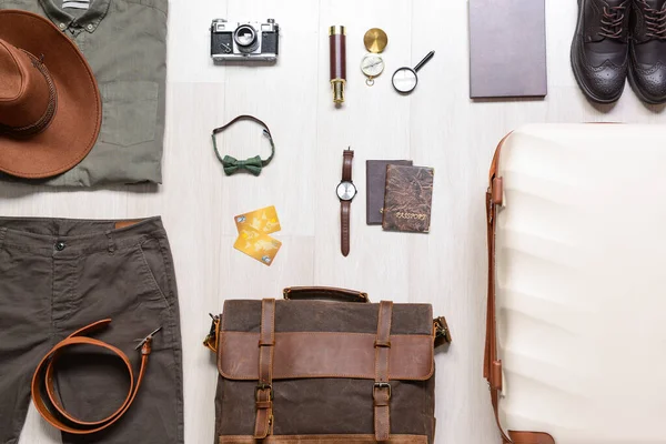 Ensemble Accessoires Voyage Pour Hommes Sur Fond Bois — Photo