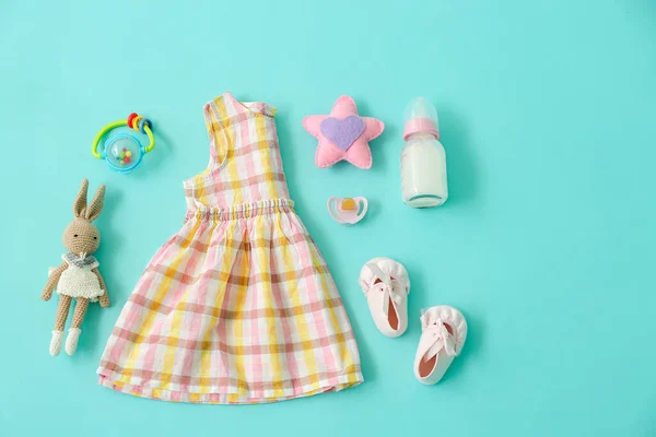 Conjunto Accesorios Para Bebés Sobre Fondo Color — Foto de Stock