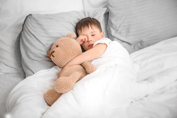 Malý Chlapec Trpí Poruchou Spánku Ložnici — Stock fotografie