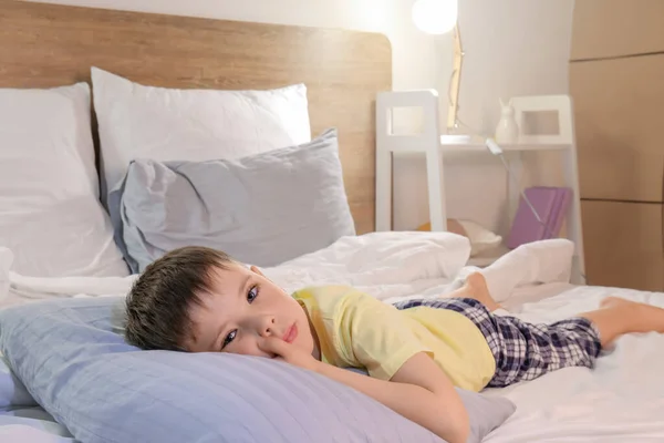 Niño Pequeño Que Sufre Trastorno Del Sueño Dormitorio —  Fotos de Stock
