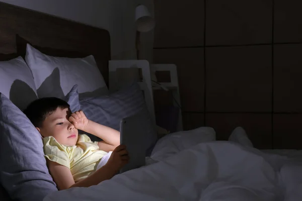 Мальчик Страдает Расстройством Сна Планшетным Компьютером Спальне — стоковое фото
