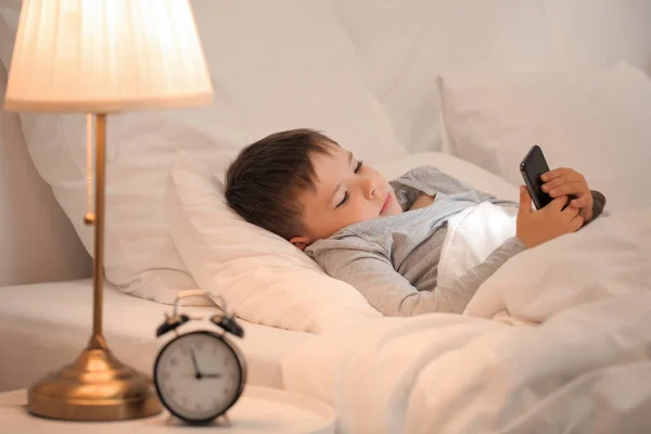 Malý Chlapec Trpí Poruchou Spánku Mobilním Telefonem Ložnici — Stock fotografie