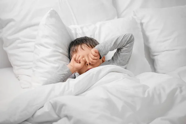 寝室で睡眠障害を患っている小さな男の子 — ストック写真