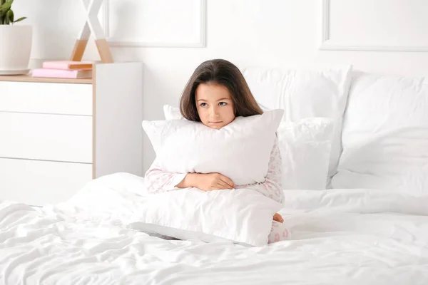 Yatak Odasında Uyku Bozukluğu Çeken Küçük Bir Kız — Stok fotoğraf