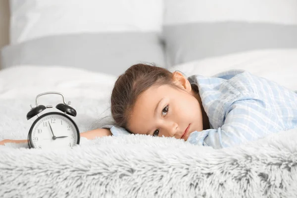 Dívka Trpící Poruchami Spánku Budíkem Ložnici — Stock fotografie