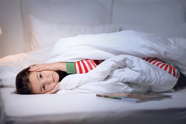 Gadis Kecil Yang Menderita Gangguan Tidur Kamar Tidur — Stok Foto