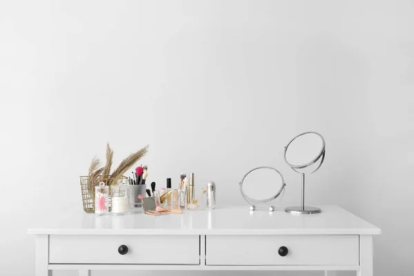Uppsättning Dekorativa Kosmetika Och Speglar Klädbordet — Stockfoto