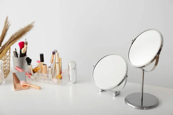 Dekoratif Kozmetik Seti Aynalar Makyaj Masasında — Stok fotoğraf