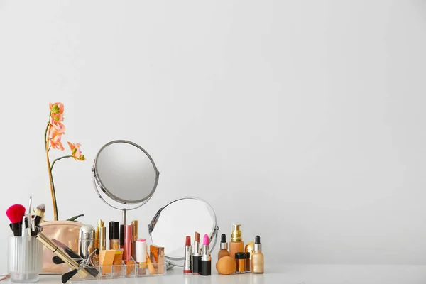 梳妆台上的一套装饰化妆品和镜子 — 图库照片