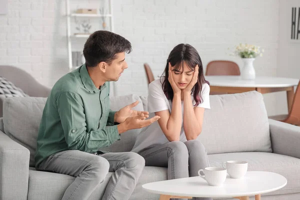 Joven Tratando Hacer Las Paces Con Esposa Tras Pelea Casa — Foto de Stock