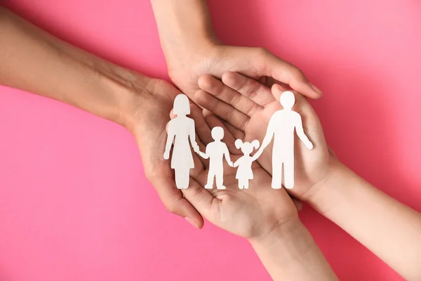 Familienhände Mit Menschlichen Figuren Auf Farbigem Hintergrund — Stockfoto