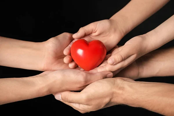 Mani Famiglia Con Cuore Sfondo Scuro — Foto Stock