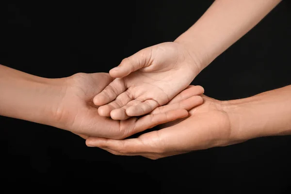 Χέρια Της Οικογένειας Σκούρο Φόντο — Φωτογραφία Αρχείου