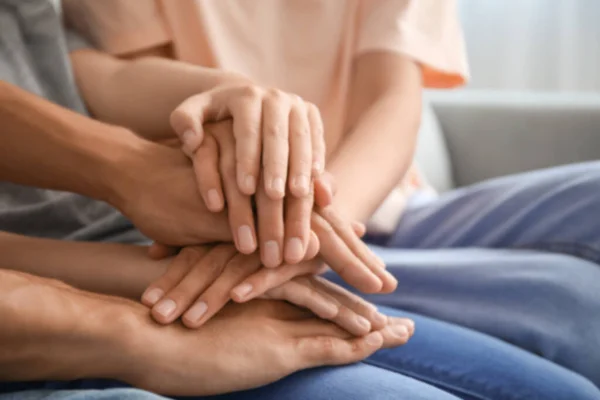 Familia Cogida Mano Casa Cerca —  Fotos de Stock