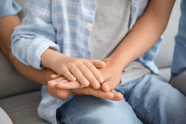 Famiglia Che Tiene Mano Casa Primo Piano — Foto Stock