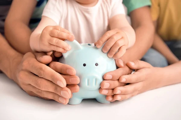 Família Com Banco Porquinho Mesa — Fotografia de Stock