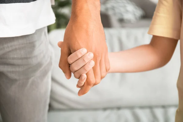 Padre Hijo Tomados Mano Casa —  Fotos de Stock