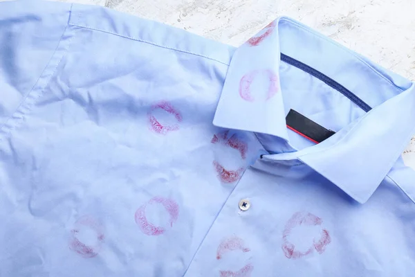 Camisa Masculina Sucia Con Labios Estampados Sobre Fondo Blanco —  Fotos de Stock