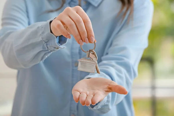 Mulher Com Chave Casa Close — Fotografia de Stock