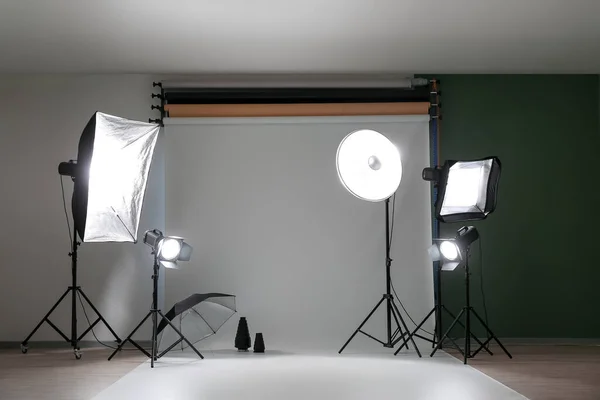 Equipamento Iluminação Brilhante Estúdio Fotografia Moderna — Fotografia de Stock