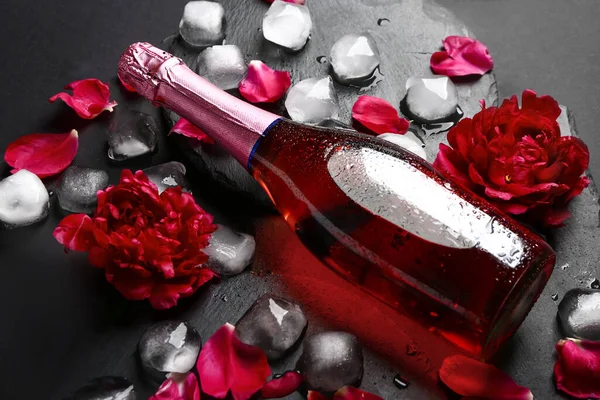 Flaska Med Kall Champagne Och Blommor Mörk Bakgrund — Stockfoto