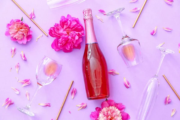Bottiglia Champagne Bicchieri Fiori Sfondo Colori — Foto Stock