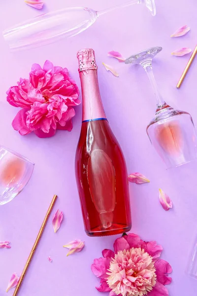 Bottiglia Champagne Bicchieri Fiori Sfondo Colori — Foto Stock