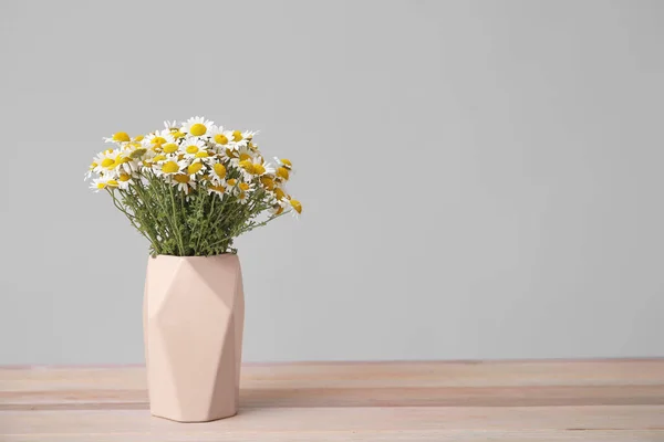 Bukett Med Färska Kamomill Blommor Vas Bordet Mot Grå Bakgrund — Stockfoto