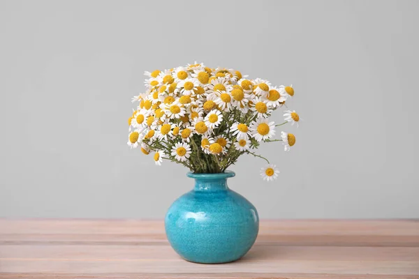 Μπουκέτο Φρέσκα Λουλούδια Χαμομηλιού Βάζο Στο Τραπέζι Γκρι Φόντο — Φωτογραφία Αρχείου