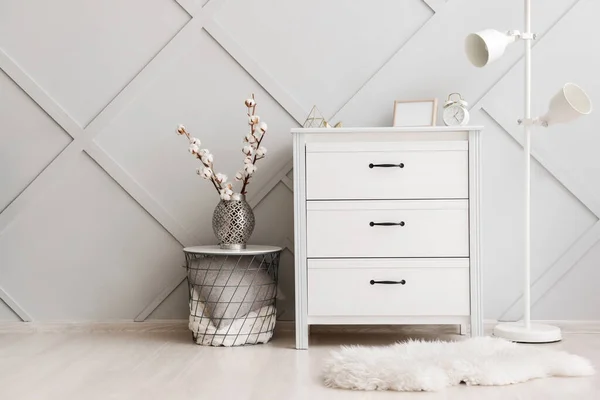 Modern Chest Drawers Lamp Grey Wall Room — Stock Photo, Image