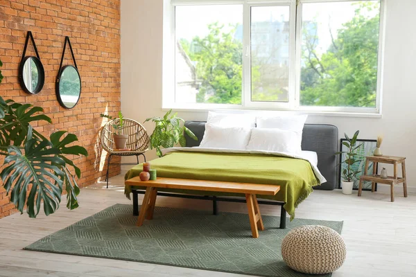 Stilvolles Interieur Moderner Schlafzimmer Mit Spiegeln Und Zimmerpflanzen — Stockfoto