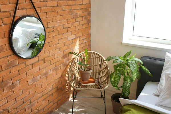 Stilvolles Interieur Eines Modernen Schlafzimmers Mit Spiegel Und Zimmerpflanzen — Stockfoto