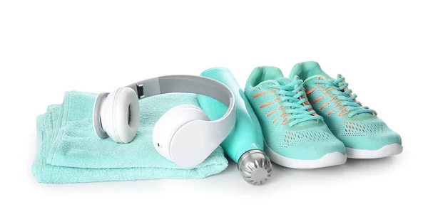 白色背景的运动鞋 瓶装水和耳机 — 图库照片