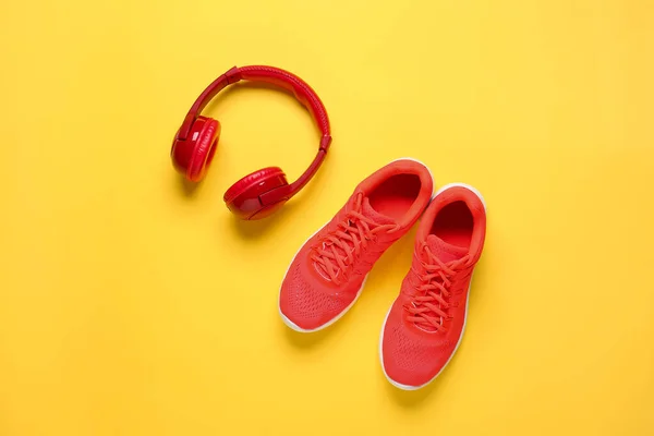 彩色背景的运动鞋和耳机 — 图库照片