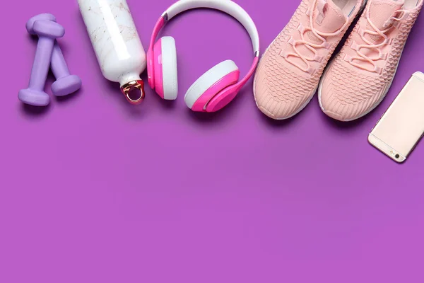 Wasserflasche Hanteln Sportschuhe Und Kopfhörer Auf Farbigem Hintergrund — Stockfoto