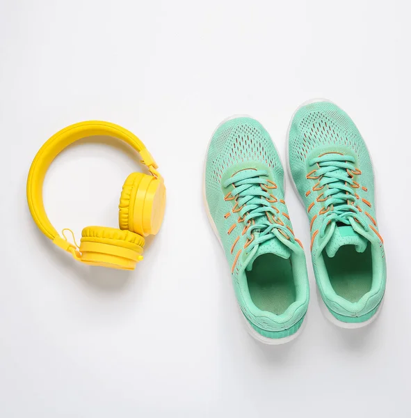 Αθλητικά Παπούτσια Και Ακουστικά Λευκό Φόντο — Φωτογραφία Αρχείου
