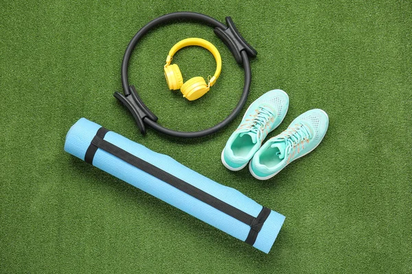 Sportowe Buty Słuchawki Mata Jogi Pierścień Izotoniczny Tle Koloru — Zdjęcie stockowe