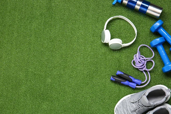 Equipamiento Deportivo Auriculares Sobre Fondo Color — Foto de Stock