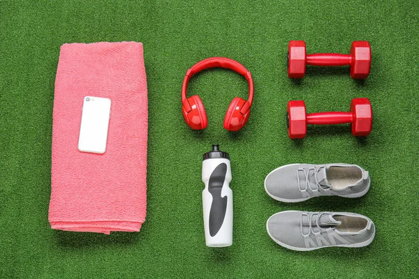 Sportowe Buty Ręcznik Hantle Butelka Wody Telefon Komórkowy Słuchawki Tle — Zdjęcie stockowe