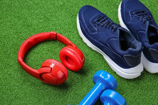 Αθλητικά Παπούτσια Αλτήρες Και Ακουστικά Φόντο Χρώματος — Φωτογραφία Αρχείου