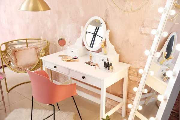 Tafel Met Spiegel Make Cosmetica Moderne Kleedkamer — Stockfoto