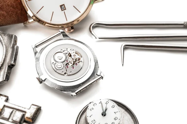 Uhren Und Werkzeuge Zur Reparatur Auf Weißem Hintergrund — Stockfoto