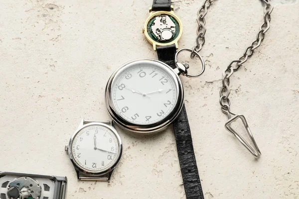 Relojes Herramientas Para Reparación Sobre Fondo Claro — Foto de Stock