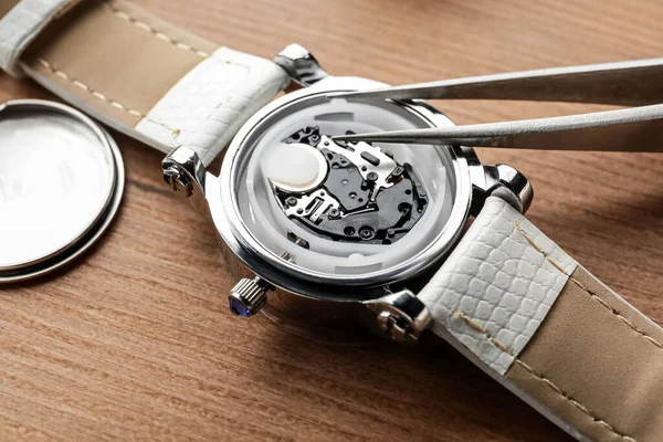Klokkenmaker Repareren Horloge Aan Tafel Close — Stockfoto