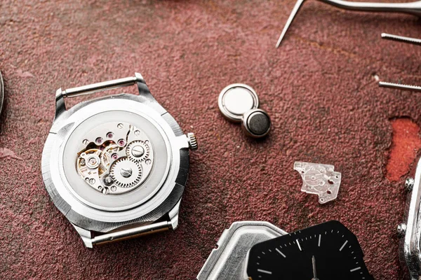 Relojes Herramientas Reparación Sobre Fondo Color —  Fotos de Stock