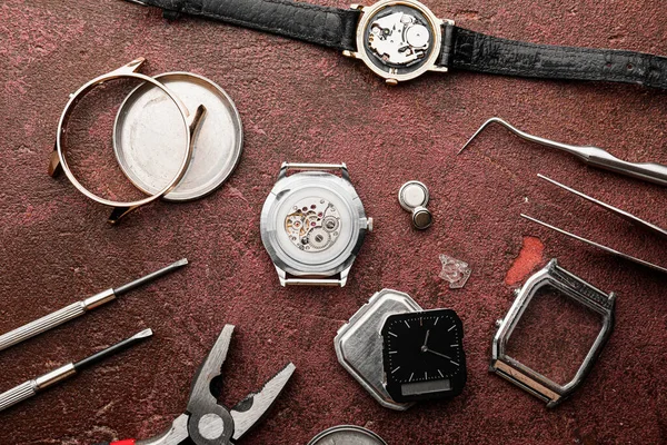 Uhren Und Werkzeuge Zur Reparatur Auf Farbigem Hintergrund — Stockfoto