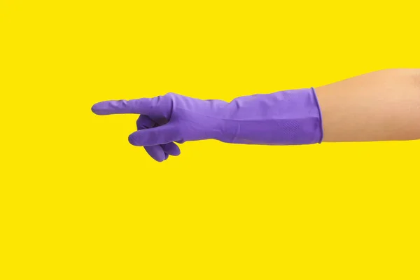 Hand Gummihandschuh Zeigt Auf Etwas Auf Farbigem Hintergrund — Stockfoto