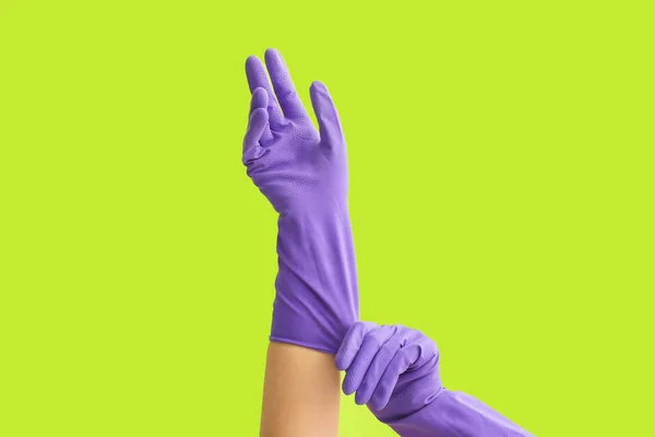Vrouw Het Aantrekken Van Rubber Handschoenen Tegen Kleur Achtergrond — Stockfoto