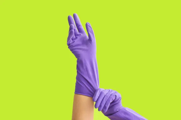 Mujer Que Pone Guantes Goma Contra Fondo Color — Foto de Stock