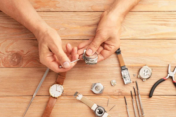 Clockmaker Repairing Broken Watch Table — Stock Photo, Image